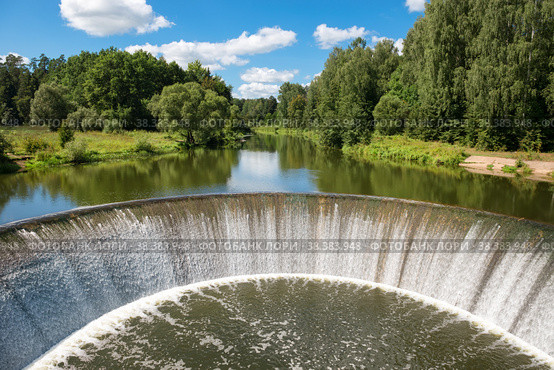Водосбросная плотина первой в СССР сельской ГЭС имени В.И. Ленина. Село Ярополец, Волоколамский район, Московская область, Россия (2021 год). Стоковое фото, фотограф Pukhov K / Фотобанк Лори