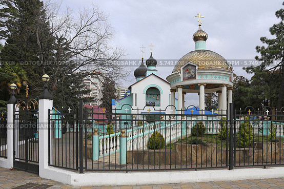 Водосвятная ротонда и Храм Святой Троицы Живоначальной в историческом месте закладки форта Святого духа в 1837 году, Адлер (2014 год). Стоковое фото, фотограф Алексей Гусев / Фотобанк Лори
