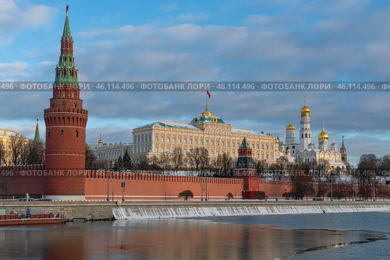 Vodovzvodnaya and Annunciation Towers of the Kremlin Wall, the Grand Kremlin Palace and the Kremlin Embankment of the Moskva River, Moscow, Russia. Стоковое фото, фотограф Ula Ulachka / Фотобанк Лори