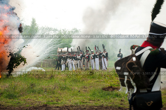 Военная реконструкция Отечественной войны 1812 года. Французский солдат целится в шеренгу русской пехоты (2012 год). Редакционное фото, фотограф Сайганов Александр / Фотобанк Лори