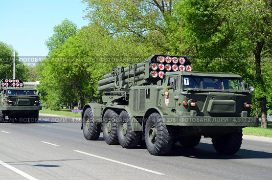 Военная техника движется по улицам города после генеральной репетиции Парада Победы. Ростов-на-Дону (2013 год). Редакционное фото, фотограф Олег Пчелов / Фотобанк Лори