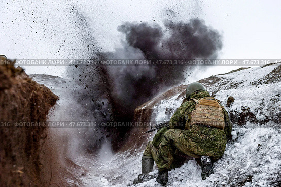 Военнослужащие в окопе во время учений на военном полигоне. Стоковое фото, фотограф Александр Река / ТАСС / Фотобанк Лори