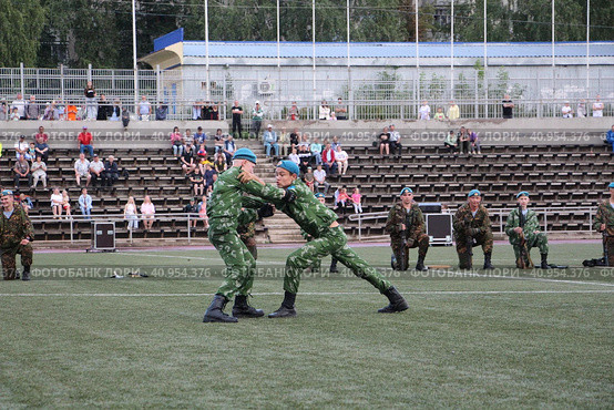 Военнослужащий Воздушно-десантных войск демонстирует приемы  во время показательных выступлений на Дне ВДВ (2023 год). Редакционное фото, фотограф хохрякова альбина накиповна / Фотобанк Лори