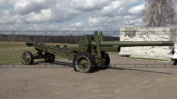 Военные экспонаты орудия в Бородинском музее на Бородинском поле. Май. Military exhibits of guns in the Borodino Museum on the Borodino Field. May. Редакционное видео, видеограф Горшков Александр / Фотобанк Лори