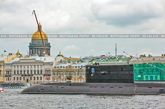 Военные корабли на параде в день ВМФ. Дизель-электрическая подводная лодка «Владикавказ» проекта 877, шифр «Палтус». Санкт-Петербург (2018 год). Редакционное фото, фотограф Сергей Афанасьев / Фотобанк Лори