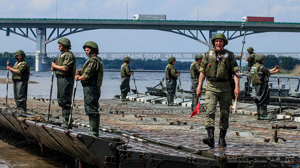 Военные собирают понтонный мост. Солдаты возводят плавучую железную переправу через реку Северский Донец. (2019 год). Редакционное фото, фотограф Евгений Зимин / Фотобанк Лори
