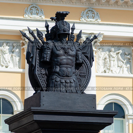 Воинская арматура на пилоне ворот ограды Михайловского дворца (Русского музея). Санкт-Петербург (2013 год). Редакционное фото, фотограф Александр Щепин / Фотобанк Лори