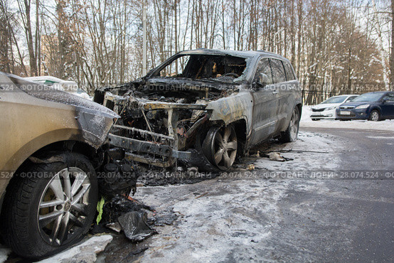 Войны за парковку. Сгоревшие на парковке внедорожник Jeep и Shkoda (2018 год). Редакционное фото, фотограф Сайганов Александр / Фотобанк Лори