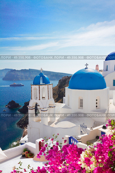 volcano caldera with blue church domes and belfry, Oia village, Santorini. view of caldera with blue domes, Santorini. Стоковое фото, агентство Ingram Publishing / Фотобанк Лори