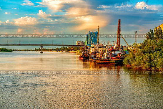 Volga in Astrakhan central cargo port (2022 год). Стоковое фото, фотограф Владимир Ушаров / Фотобанк Лори