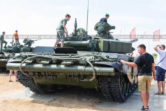 Волгоградская область, Средняя Ахтуба, Россия. Основной боевой танк Т-72Б3М, современная модернизация, выставка военной техники. (2021 год). Редакционное фото, фотограф Андрей Цыганков / Фотобанк Лори