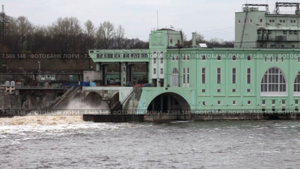 Волховский ГЭС на реке Волхов, Россия (2010 год). Стоковое видео, видеограф Куликов Константин / Фотобанк Лори