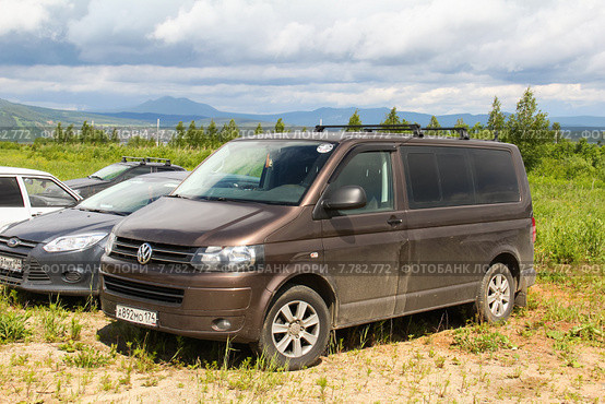 Volkswagen Caravelle (2015 год). Редакционное фото, фотограф Art Konovalov / Фотобанк Лори