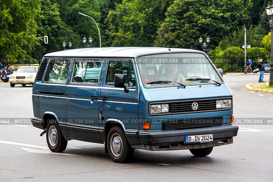 Volkswagen Caravelle (2014 год). Редакционное фото, фотограф Art Konovalov / Фотобанк Лори