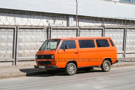 Volkswagen Type 2 Caravelle (2008 год). Редакционное фото, фотограф Art Konovalov / Фотобанк Лори