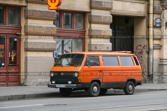 Volkswagen Type 2 Caravelle (2013 год). Редакционное фото, фотограф Art Konovalov / Фотобанк Лори