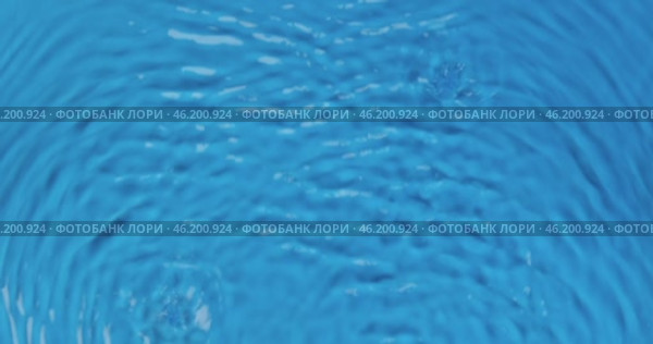 Волны голубой воды и падающие капли дождя. Вид сверху. На фоне воды. Стоковое видео, видеограф Александр Собко / Фотобанк Лори