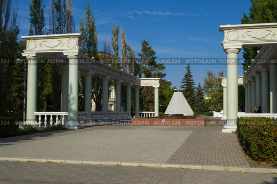 Волжский, Волгоградская область, Россия. Осенний пейзаж, пирамида и колоннада на Центральной аллее в старом парке Гидростроителей. (2020 год). Редакционное фото, фотограф Андрей Цыганков / Фотобанк Лори