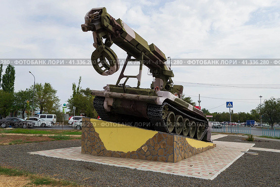 Волжский, Волгоградская область, Россия. Военная инженерная машина разграждения ИМР, для расчистки дорог, завалов и устранения препятствий для движения техники (2019 год). Редакционное фото, фотограф Андрей Цыганков / Фотобанк Лори