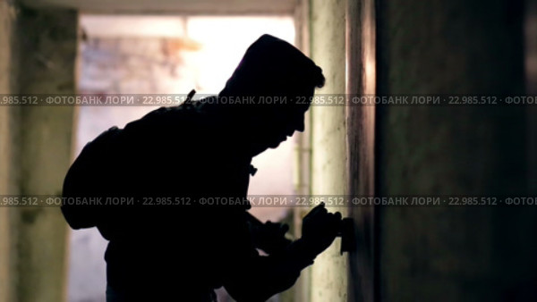 Вор взламывает замок. Стоковое видео, видеограф Загородний Кирилл / Фотобанк Лори