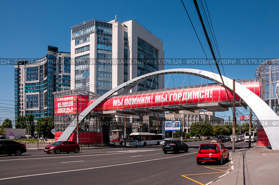 Voronezh, Russia, July 10, 2025: Overground pedestrian crossing on Moskovsky Prospekt near the bus station. Редакционное фото, фотограф Катерина Белякина / Фотобанк Лори