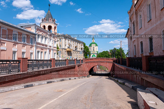 Voronezh, Russia, May 1, 2024: Stone Bridge of the central district in Voronezh. Редакционное фото, фотограф Катерина Белякина / Фотобанк Лори