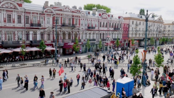 Voronezh, Russia, May 9, 2025: Vansovich House. People walk on a festive sunny day along the central street of Voronezh, Revolution Avenue, in spring. Редакционное видео, видеограф Катерина Белякина / Фотобанк Лори