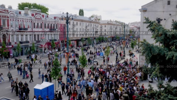 Voronezh, Russia, May 9, 2025: Vansovich House. People walk on a festive sunny day along the central street of Voronezh, Revolution Avenue, in spring. Редакционное видео, видеограф Катерина Белякина / Фотобанк Лори