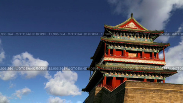 Ворота Zhengyangmen (Qianmen). Это знаменитые ворота расположены в южной части площади Тяньаньмэнь в Пекине, Китай (2015 год). Стоковое видео, видеограф Владимир Журавлев / Фотобанк Лори