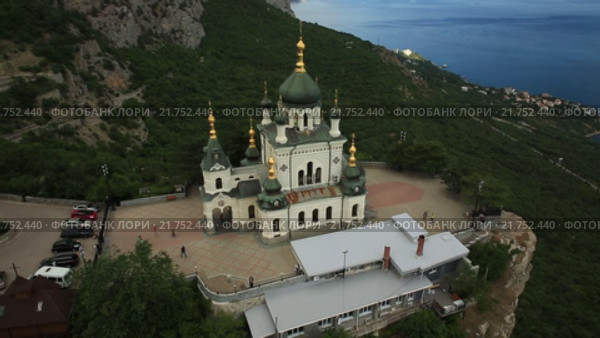 Воскресенская церковь в Крыму. Съемка с коптера. MOV. Стоковое видео, видеограф Евгений Ковалев / Фотобанк Лори