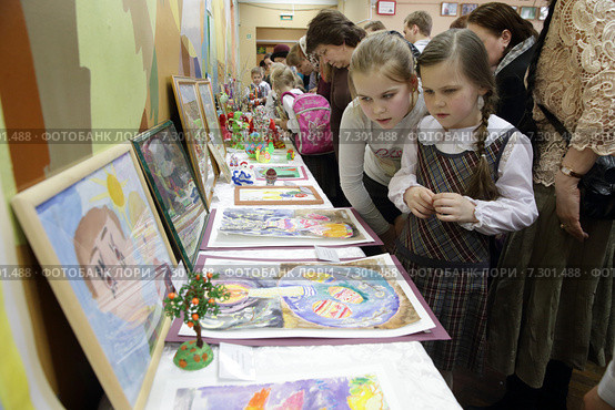 Воскресная школа в Андреевке, дети рассматриваю детский картины (2015 год). Редакционное фото, фотограф Дмитрий Неумоин / Фотобанк Лори