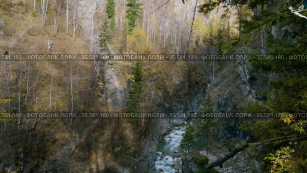 Восточные Саяны осенью. Горная река Кынгарга. Eastern Sayans in autumn. Mountain river Kyngarga. Стоковое видео, видеограф Евгений Романов / Фотобанк Лори