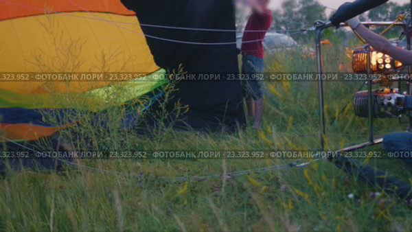 Воздушный шар наполняется горячим воздухом. Стоковое видео, видеограф Константин Шишкин / Фотобанк Лори