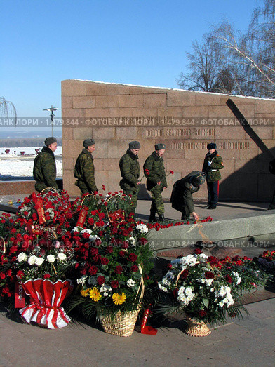Возложение цветов к Вечному огню (2009 год). Редакционное фото, фотограф Светлана Кириллова / Фотобанк Лори