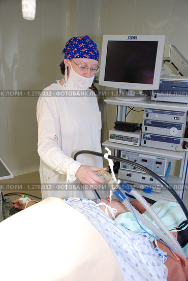 Врач-анестезиолог готовит пациента к операции (2009 год). Редакционное фото, фотограф Александр Легкий / Фотобанк Лори