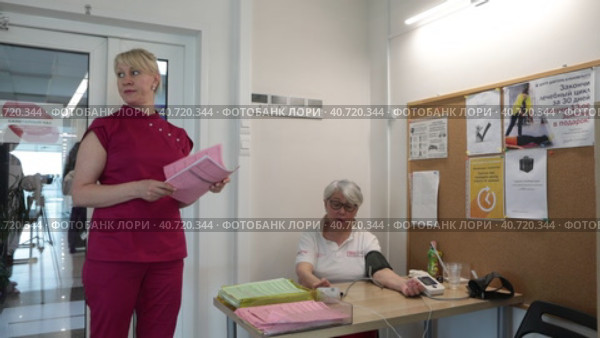 Врач-невролог и женщина пациент измеряет давление, реабилитация в центре доктора Бубновского в Балашихе (2023 год). Редакционное видео, видеограф Дмитрий Неумоин / Фотобанк Лори