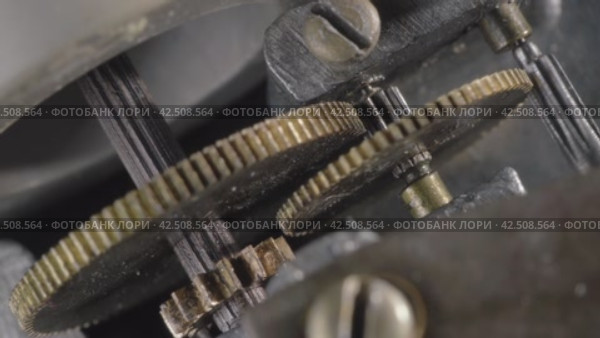 Вращающиеся шестерни внутреннего рабочего механизма. Rotating gears of the internal working mechanism. Close-up. Стоковое видео, видеограф EStarodubov / Фотобанк Лори