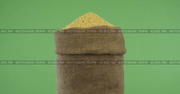 Вращение  полного мешка  зерна проса. Крупный план. Зеленый экран. Rotating a full bag of millet grain. Close-up. Стоковое видео, видеограф Александр Собко / Фотобанк Лори
