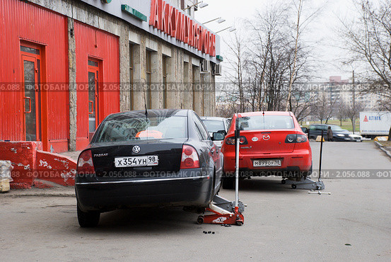 Время менять колеса (2010 год). Редакционное фото, фотограф Александр Щепин / Фотобанк Лори