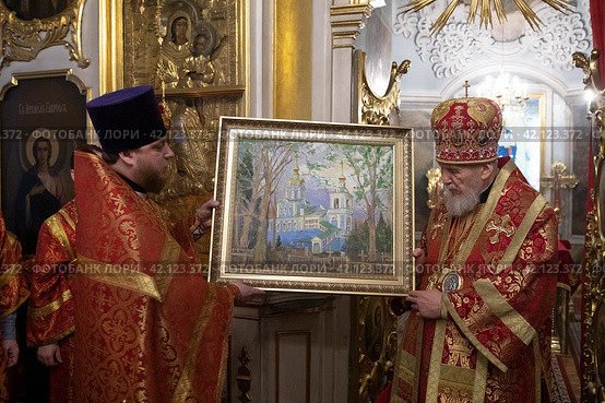 Вручение живописной картины храма в Николо-Архангельском храме Балашихи (2024 год). Редакционное фото, фотограф Дмитрий Неумоин / Фотобанк Лори