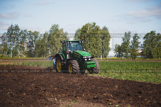 Вспашка поля трактором John Deere 7830 (2014 год). Редакционное фото, фотограф Иван Карпов / Фотобанк Лори