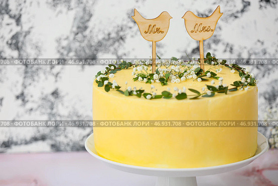 Встаньте с вкусным свадебным тортом и отправьте сообщение MR. МИССИС. на столе. Стоковое фото, фотограф Pixel_shot / Фотобанк Лори