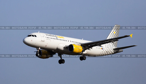 Vueling airbus EC-LOB landing in Barcelona-El Prat Airport (2020 год). Редакционное фото, фотограф Яков Филимонов / Фотобанк Лори