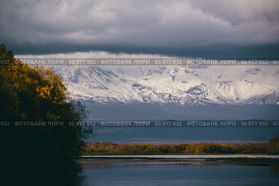 Вулкан Шивелуч осенью, поселок Ключи, Камчатский край, Россия. Shiveluch volcano in autumn, Klyuchi village, Kamchatka Krai, Russia. Стоковое фото, фотограф Валентина Игнатенко / Фотобанк Лори