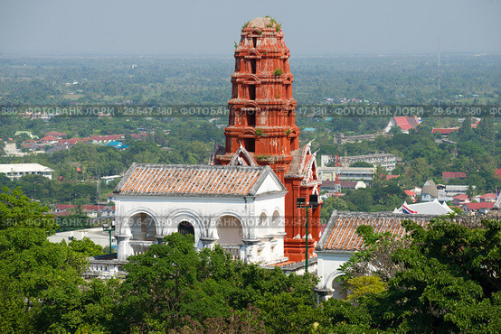 VВид на красную пагода (красная чеди) на вершине холма Phra Nakhon Khiri. Исторический парк города Пхетчабури, Таиланд (2018 год). Стоковое фото, фотограф Виктор Карасев / Фотобанк Лори