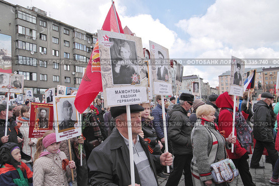 Выборг 9 мая. Акция "Бессмертный полк". Люди с портретами родственников-фронтовиков (2017 год). Редакционное фото, фотограф Илюхина Наталья / Фотобанк Лори
