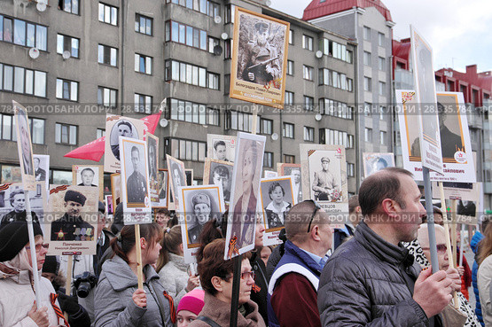Выборг. День Победы 9 мая. Люди с портретами фронтовиков-победителей на акции "Бессмертный полк" (2017 год). Редакционное фото, фотограф Илюхина Наталья / Фотобанк Лори