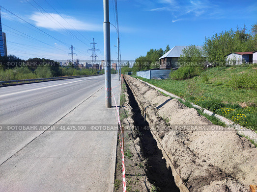 Вырытая траншея вдоль дороги. A dug trench along the road. 沿路挖沟。 Стоковое фото, фотограф Денис Баданин / Фотобанк Лори