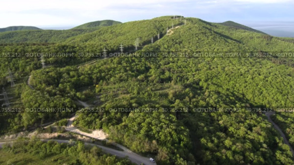 Высоковольтная линия электропередач на хребте Кавказских гор. High-voltage line on the ridge of Caucasian mountains. Стоковое видео, видеограф Евгений Романов / Фотобанк Лори