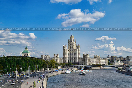 Высотное здание на Котельнической набережной. Город Москва (2024 год). Стоковое фото, фотограф Александр Тараканов / Фотобанк Лори